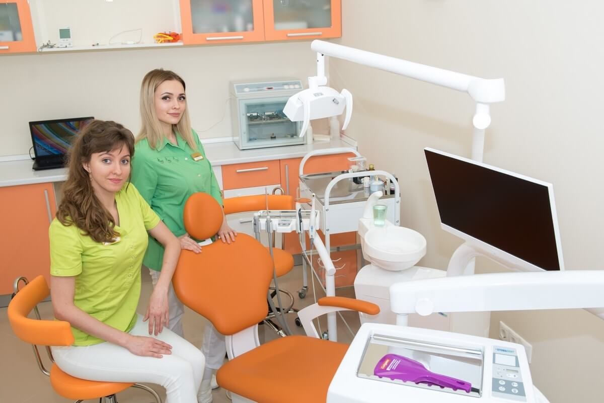 стоматолог терапевт с ассистент