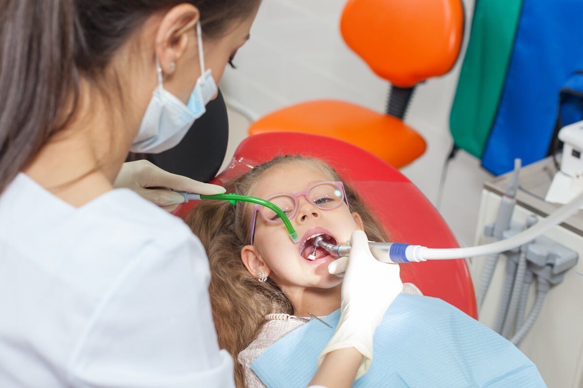 осмотр детским стоматологом молочных зубов