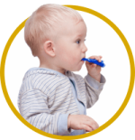 2-х летний ребенок летний чистит молочные зубы