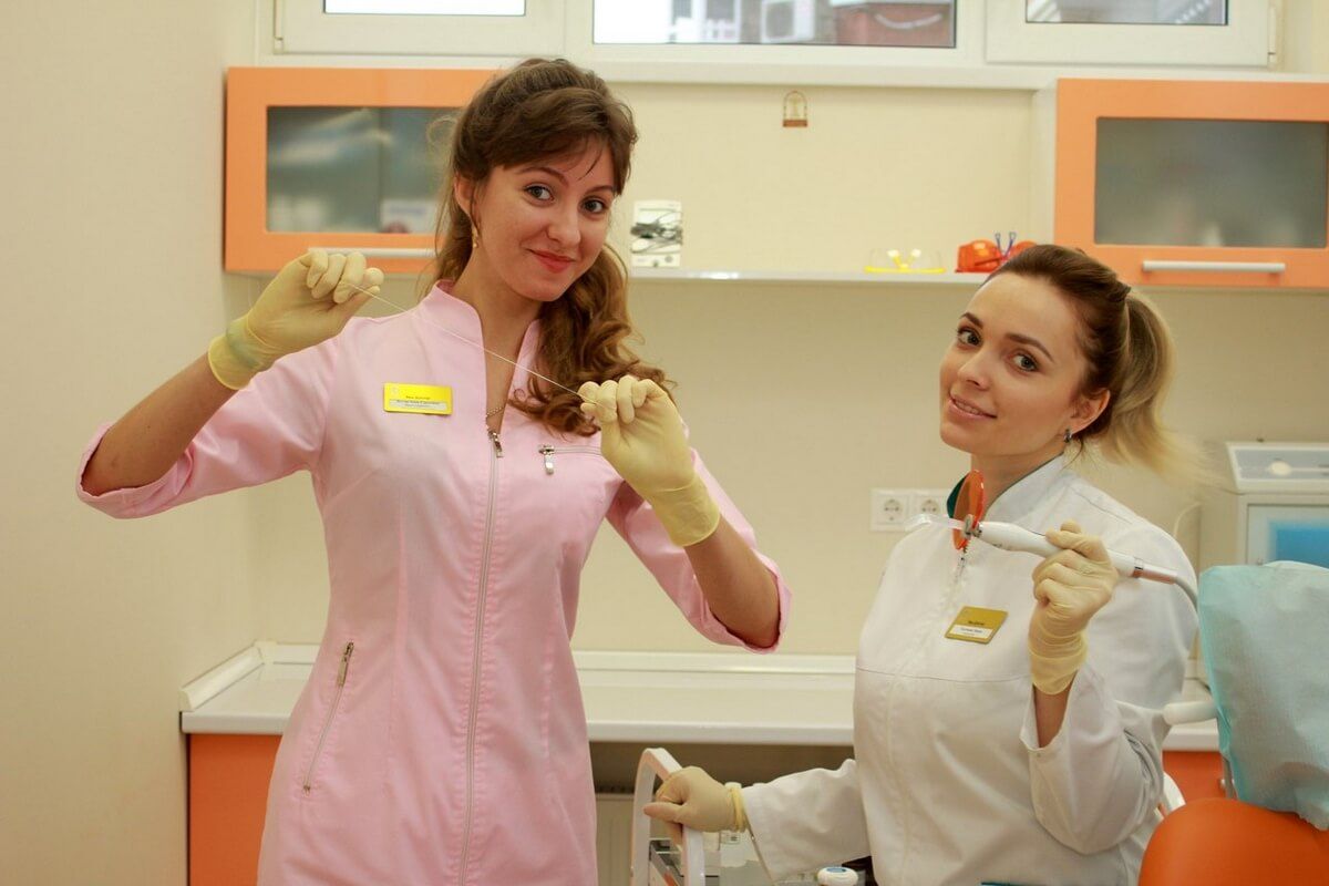 стоматологи перед профессиональной чисткой зубов air flow
